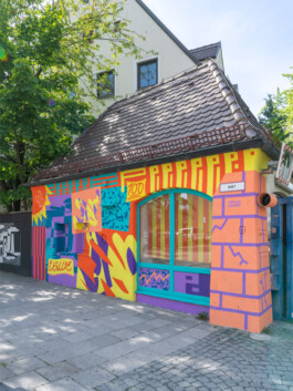 Fassade Kunst am Bau Mural Munich Art District Spiritusfabrik Muenchen by Miriam Ganser